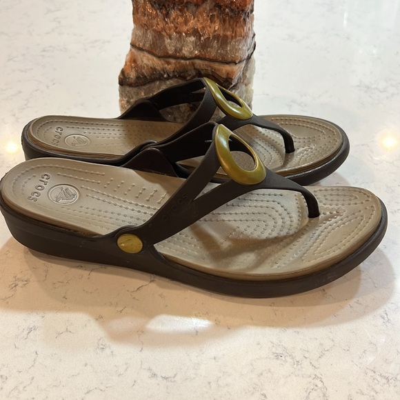 Crocs Sandals Women's Sanrah Gold Beveled Circle Casual Flip Flops Size 9 - Picture 8 of 13